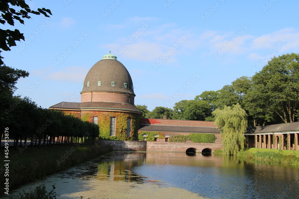 Fototapeta premium Osterholzer Friedhof in Bremen (Graveyard Osterholz in Bremen) | Hauptkapelle (Main Chapel)