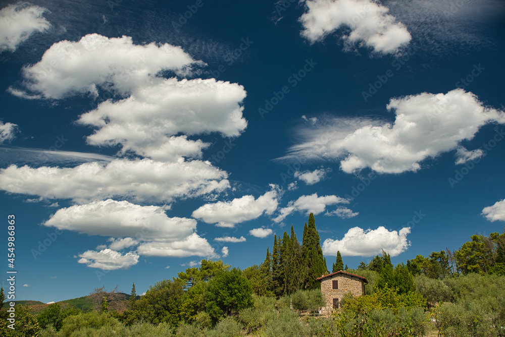 Blick in die Toskana unter einem schönen Wolken Himmel bei Greve in Chianti, Florenz, Italien