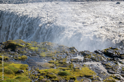 Der Wasserfall Dettifoss im Norden von Island. Der Fluss Jökulsá á Fjöllum stürzt etwa 30 Kilometer vor der Mündung in den Arktischen Ozean, in die bis über 100 Meter tiefe Schlucht Jökulsárgljúfur.