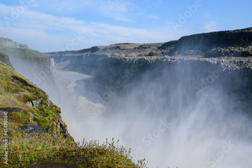 Der Wasserfall Dettifoss im Norden von Island. Der Fluss J  kuls      Fj  llum st  rzt etwa 30 Kilometer vor der M  ndung in den Arktischen Ozean  in die bis   ber 100 Meter tiefe Schlucht J  kuls  rglj  fur.