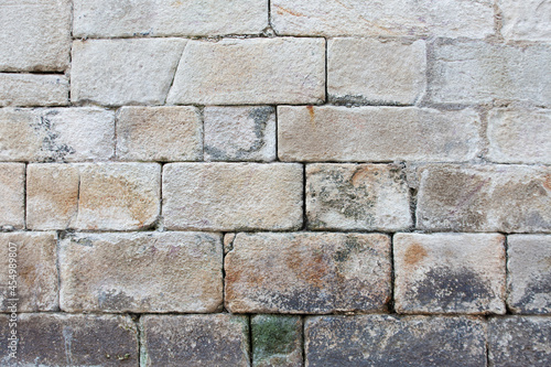 muro de piedra vieja con textura, colores oscuros y ocres de iglesia medieval