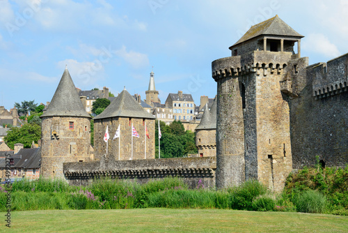 Vue sur la ville de Fougères (35) et son château – A view over Fougères city and its castle in Brittany, France