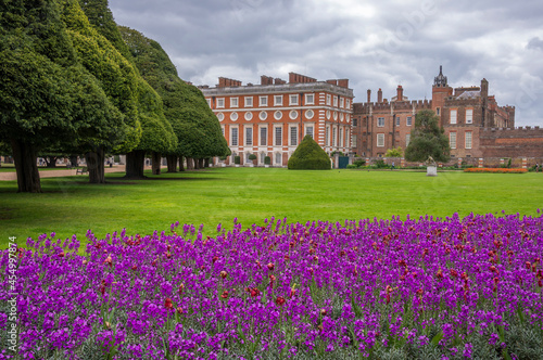 Jardines y palacio de Hampton Court a las afueras de Londres