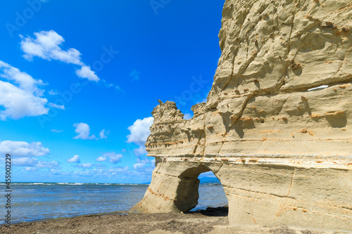 Wallpaper Mural 滝瀬海岸くぐり岩と日本海 Torontodigital.ca