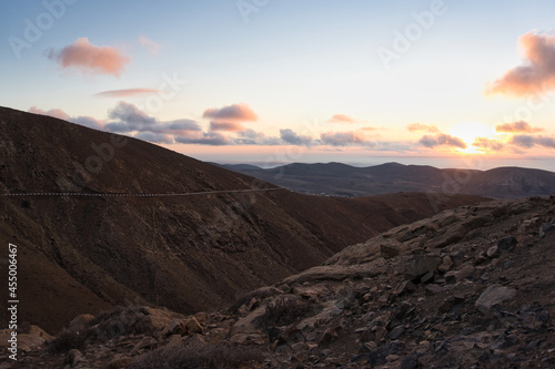 Montaña volcánica en Fuerteventura al atardecer, desde el mirador de las Peñitas en Betancuria.