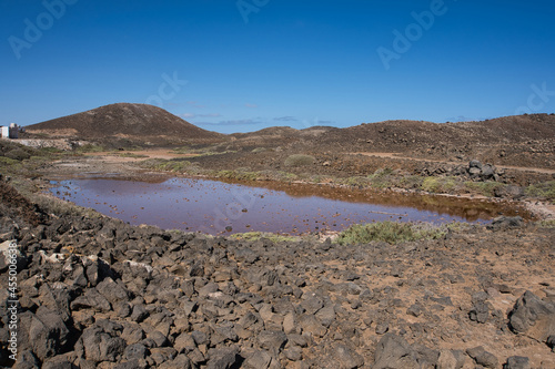 Laguna rodeada de piedra volcánica en la Isla de Lobos, Fuerteventura.