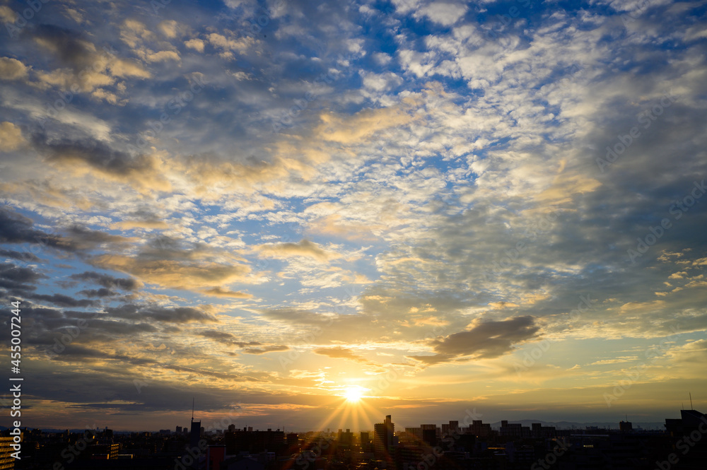都会の夜明け 神戸市街地からの日の出 オレンジ色に染まる空と雲 Stock Foto Adobe Stock