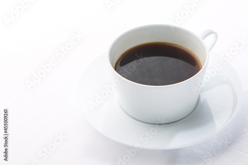 coffee with a white background and a white glass 하얀 배경과 흰 잔의 있는 커피