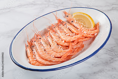 Obraz w ramie ración de gambas de Huelva cocidas con sal y limón, tapas españolas, tapas bar