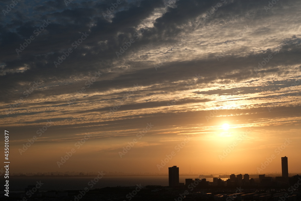 夕焼けの空と街並み 夕焼けの空と街並み