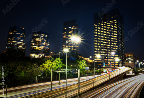 Edificios comerciais em Longa Exposição Noturna photo