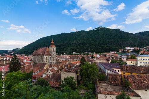 ルーマニア トランシルヴァニア地方のブラショフの黒の塔から見える旧市街の街並みと黒の教会とトゥンパ山