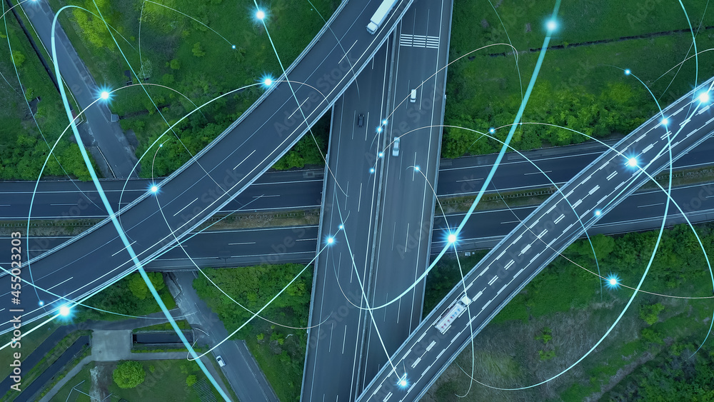 高速道路を走る自動車と無線通信ネットワークイメージ　IoT　ITS - obrazy, fototapety, plakaty 