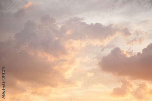 Fototapeta Naklejka Na Ścianę i Meble -  gray clouds against the background of the morning sky, dawn.