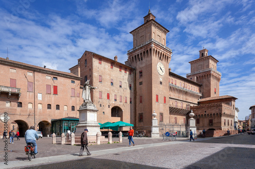 Ferrara. Corso Martiri della Libertà con monumento a G. Savonarola e Castello Estense.