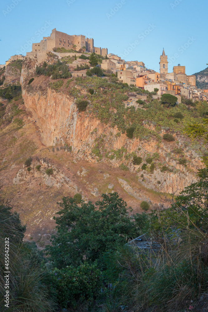 Caccamo, Palermo. Il Castello e la chiesa di San Giorgio sul margine roccioso della valle