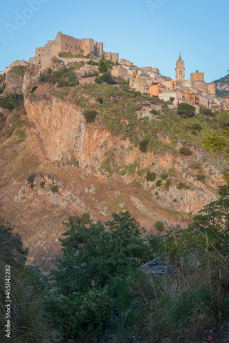 Caccamo, Palermo. Il Castello e la chiesa di San Giorgio sul margine roccioso della valle