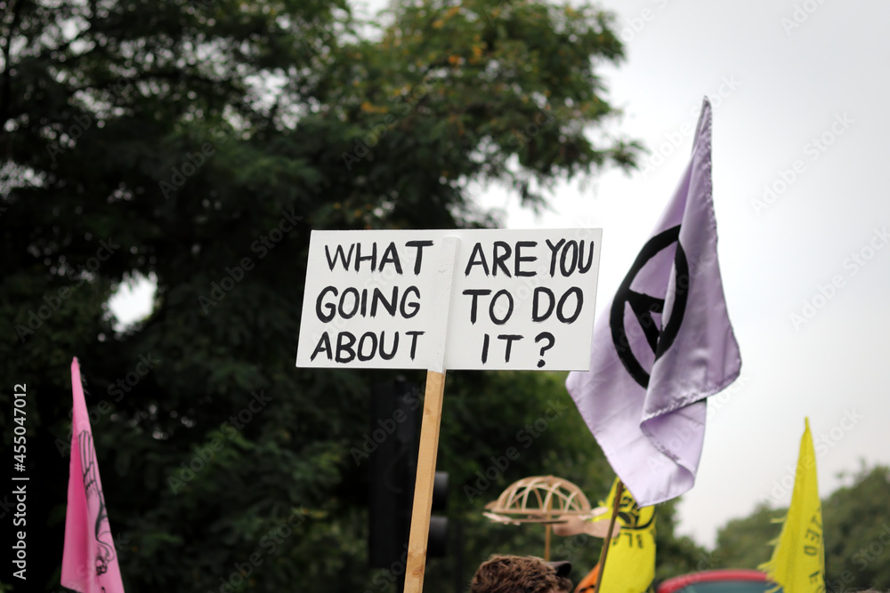 Φωτογραφία Extinction Rebellion protest slogan and flag