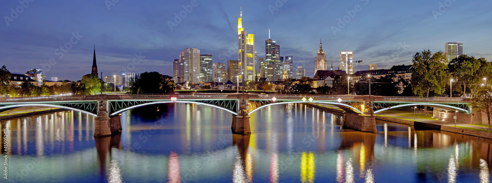 Skyline Frankfurt beleuchtet