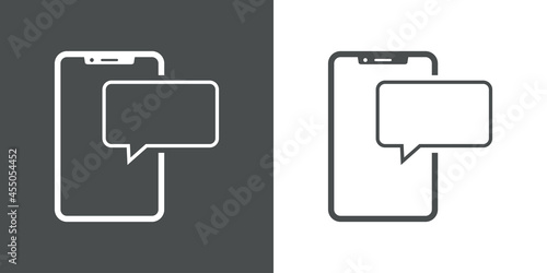 Icono silueta de smartphone con burbuja de habla con lineas en fondo gris y fondo blanco