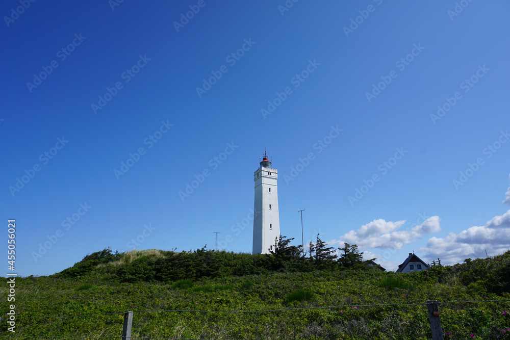 Der Leuchtturm von Blavand mit blauem Himmel