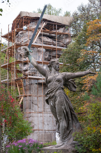 Timiryazevsky forest in Moscow, the house-museum of the sculptor Vuchetich photo