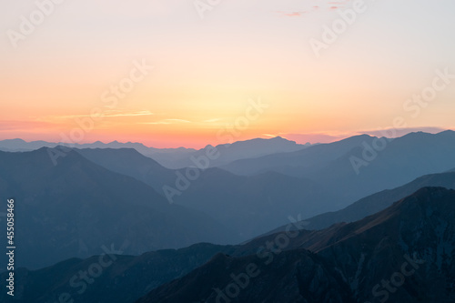 Coucher de soleil brumeux sur les Alpes