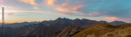Panorama sur les sommets alpins © timeless_prod