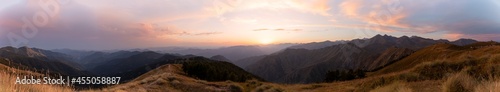 Panorama coucher de soleil dans les Alpes
