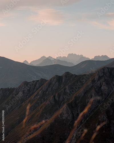 Alpes brumeuses au coucher du soleil