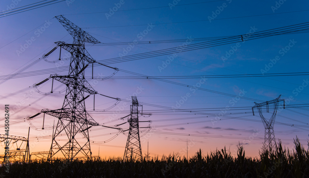 Fototapeta premium A silhouette of an electric tower against a beautiful sunset background