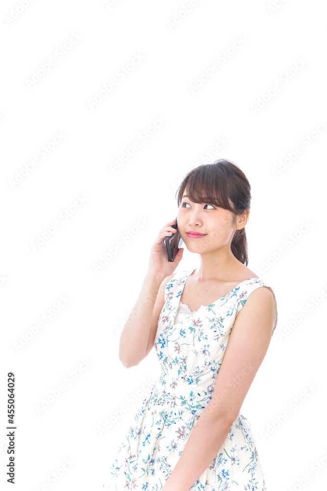 スマホで通話をする若い女性 スマホで通話をする若い女性