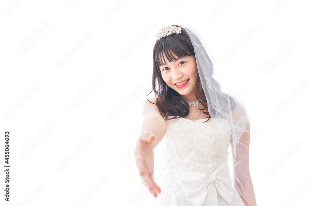 握手をするドレス姿の花嫁