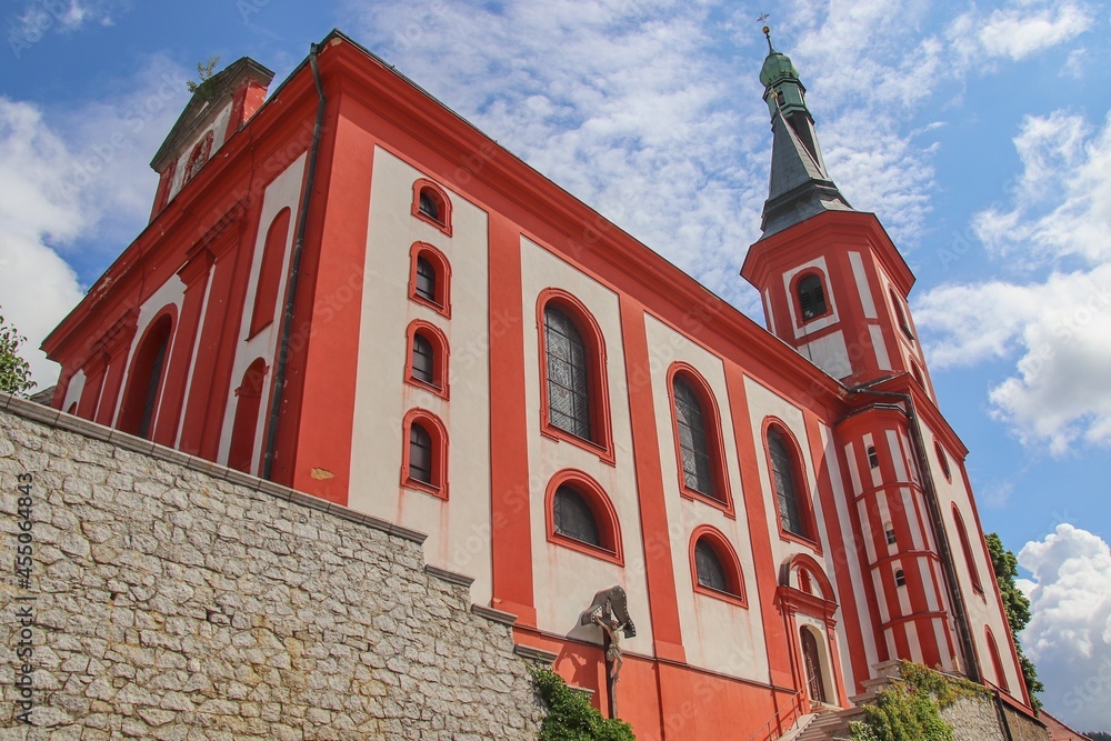 Obraz premium A view to the red and white church of St. Wenzel in Loket, Czech republic