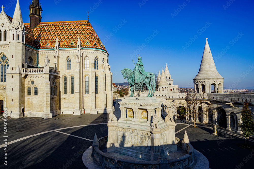 Obraz premium 小塔のある要塞跡広場の騎馬像とマーチャシュ聖堂