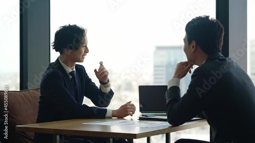 Wallpaper Mural オフィスで会話するビジネスマン　サークルショット　スローモーション Torontodigital.ca