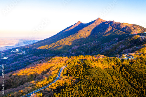 朝焼けの筑波山と影筑波、筑波パープルライン（筑波スカイライン、表筑波スカイライン）と不動峠 