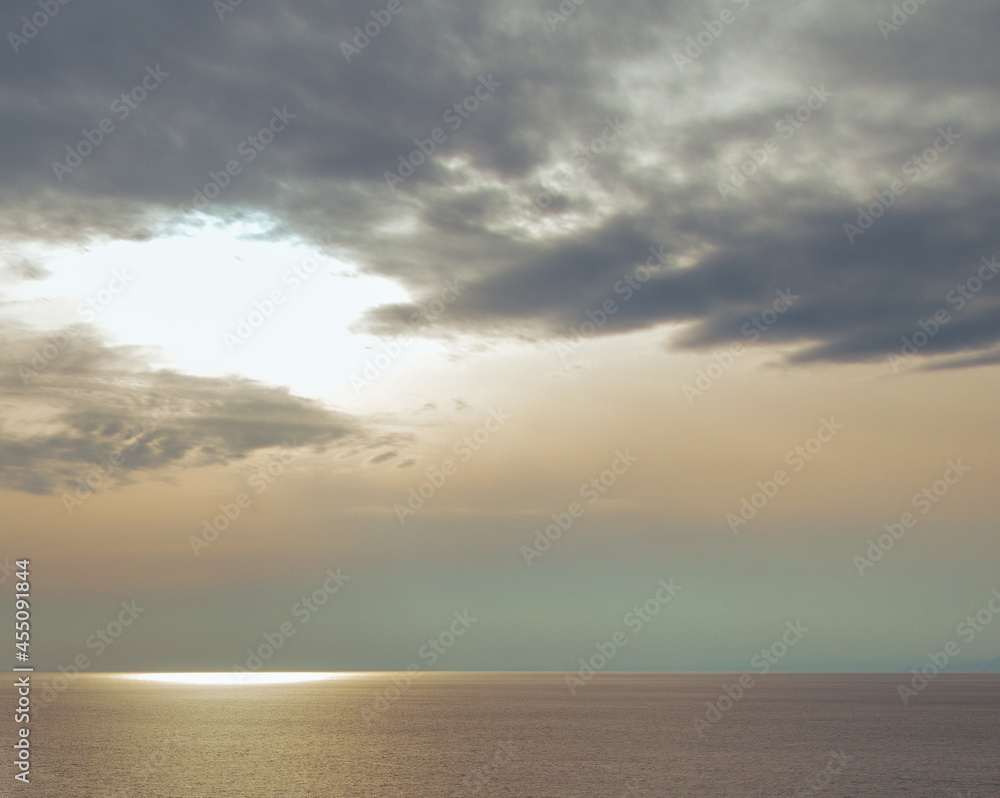 Obraz premium 夕焼け 空 雲 背景 背景素材