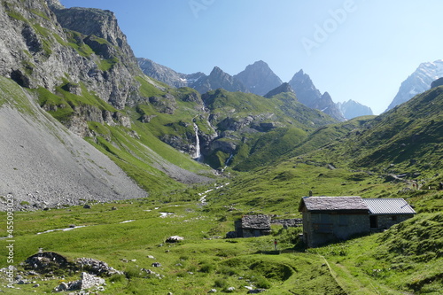 Bergerie des les alpages françaises devant la cascade