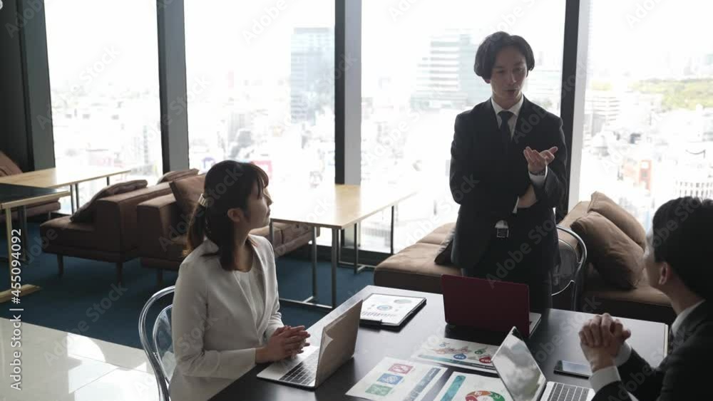 ミーティングするビジネスグループ　スローモーション