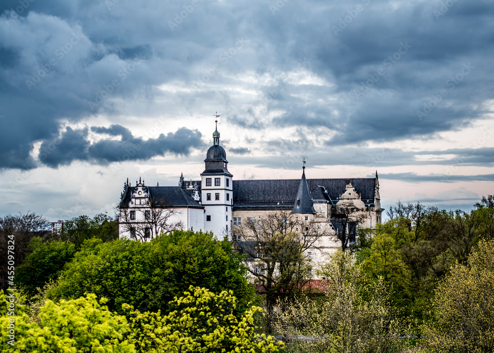 Wolfs-Burg mit grauen Wolken im Hintergrund