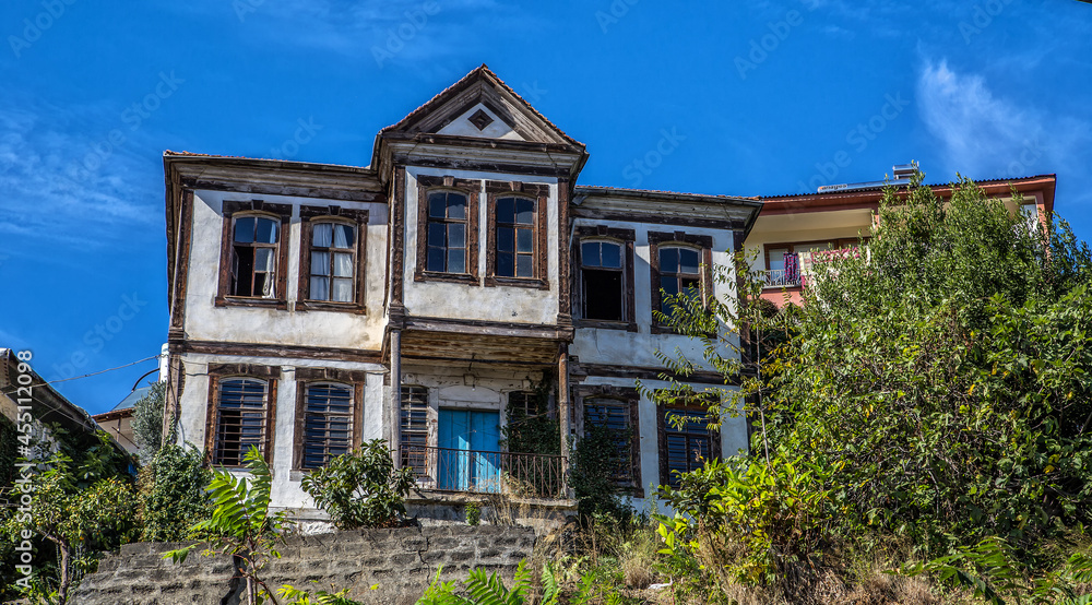 Orta Mahallesi, Akcaabat, where mansions are located in Ottoman architecture.