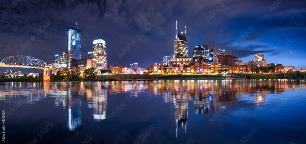 Naklejka premium Nashville skyline during blue hour with river front