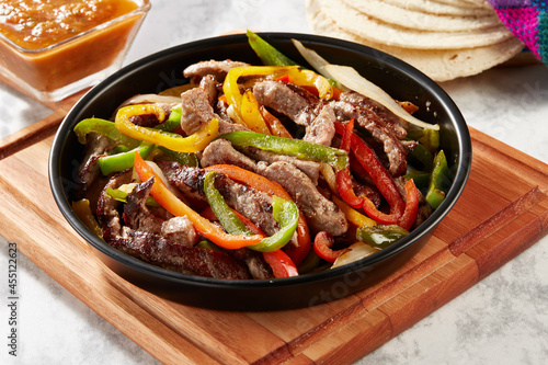 Fajitas de res con pimientos servidos con tortillas de maíz