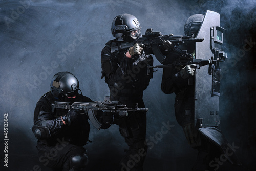 Fotografia A special forces group at work storms the underground of terrorists