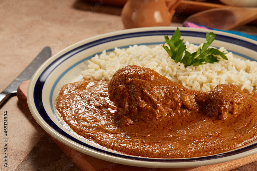 Pollo en pipián rojo con arroz blanco, platillo mexicano. Pollo en pipián rojo con arroz blanco, platillo mexicano.