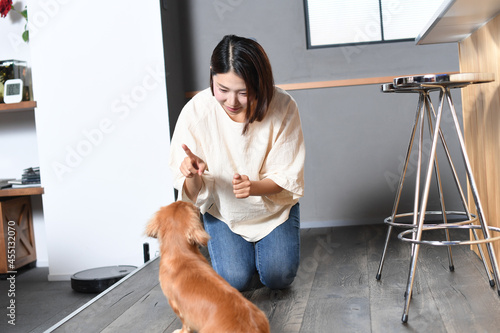 犬のしつけをする若い女性の飼い主