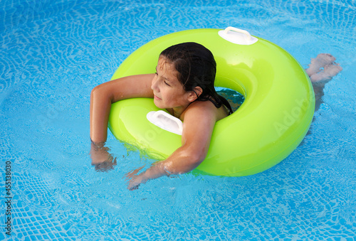 niño en la piscina con un flotador photo