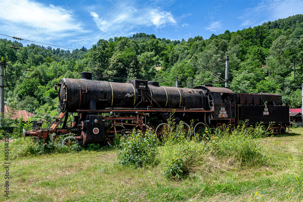 Obraz premium The old steam locomotive is parked in a depot 
