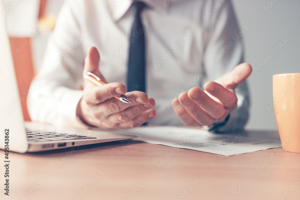 Obraz premium Businessman explaining, closeup of hands with pencil at office desk